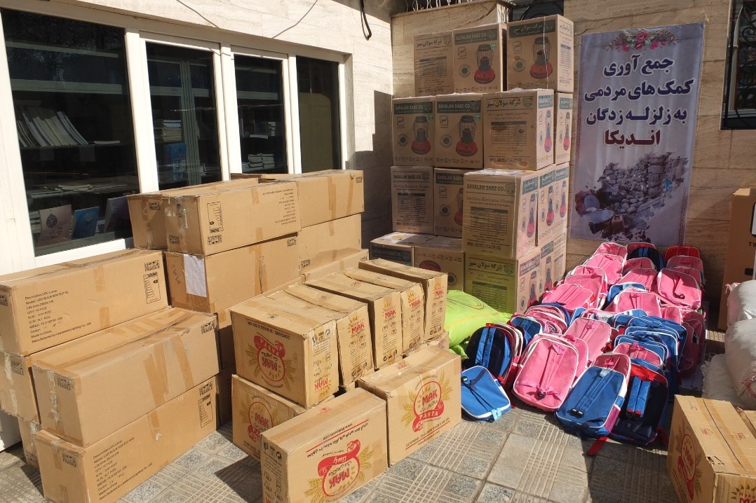 ارسال کمک‌های قرارگاه خادمان و یاوران قرآنی شهید سلیمانی به زلزله‌زدگان اندیکا + عکس